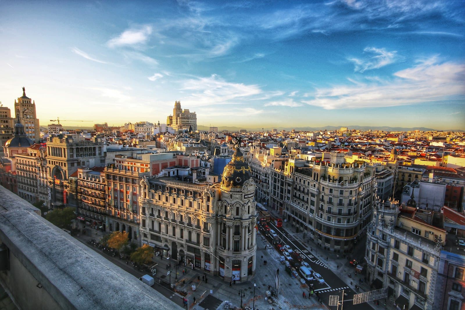 Gran Vía e Edificio Metrópolis em Madrid